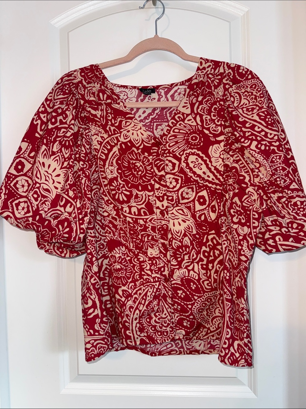 WOMENS IWIE RED CREAM PUFFY SLEEVE TOP SIZE MEDIUM